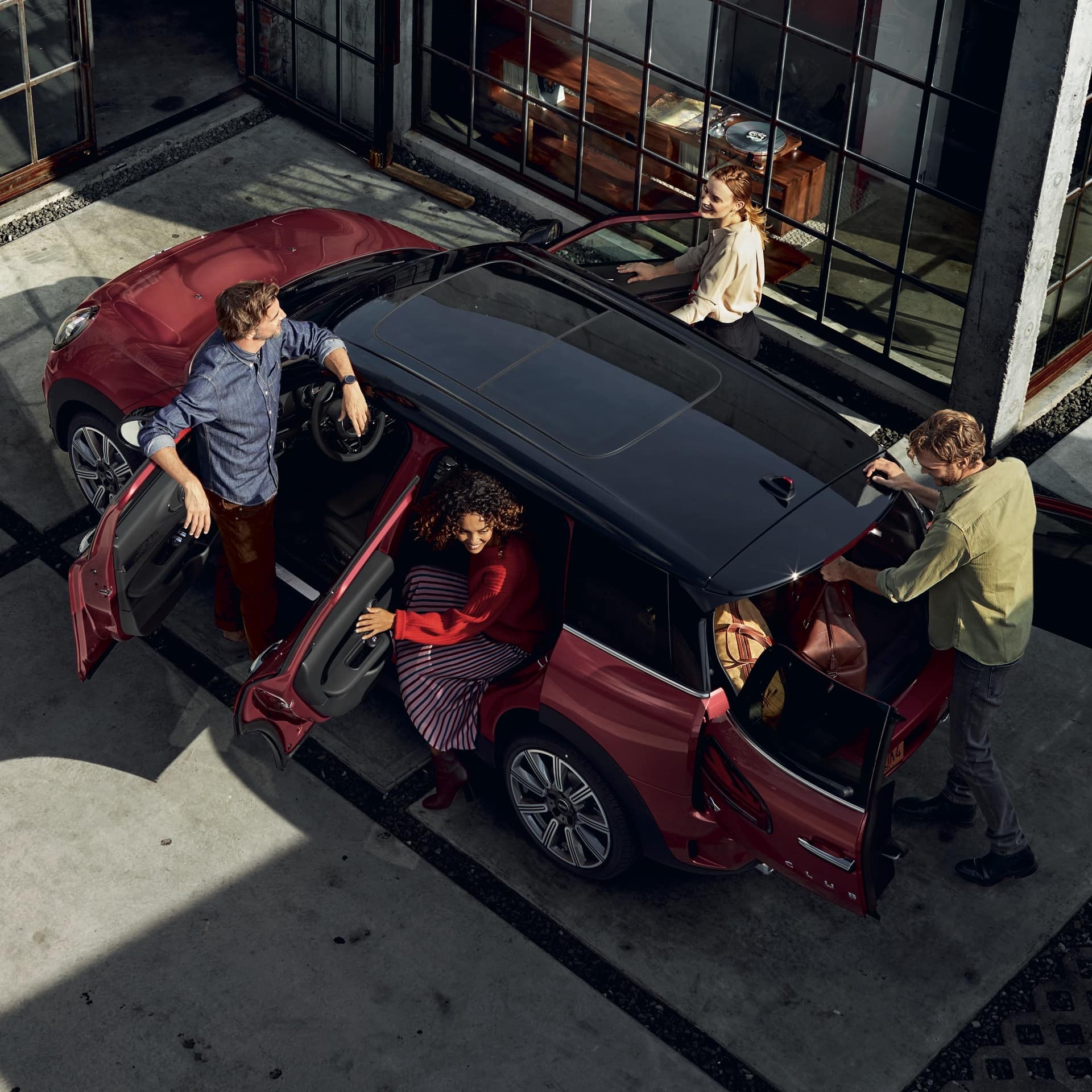 MINI Clubman – красный с черным – шесть открытых дверей, вид сверху MINI Clubman – красный с черным – шесть открытых дверей, вид сверху